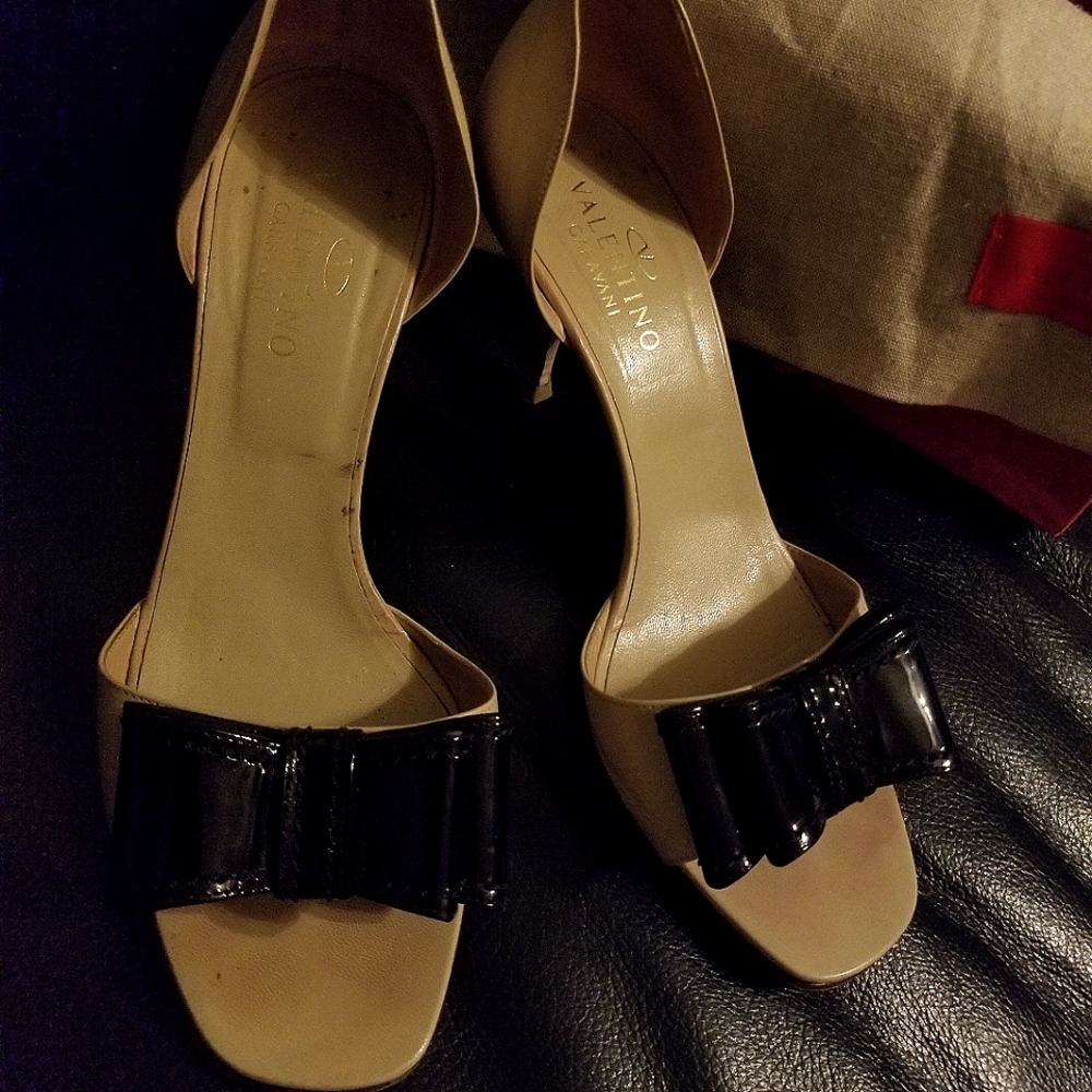 Valentino beige sandals with black bow size 39. Comfortable heel. VGUC